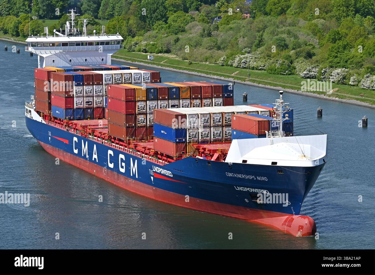 PORTE-CONTENEURS NORD passant le canal de Kiel Banque D'Images