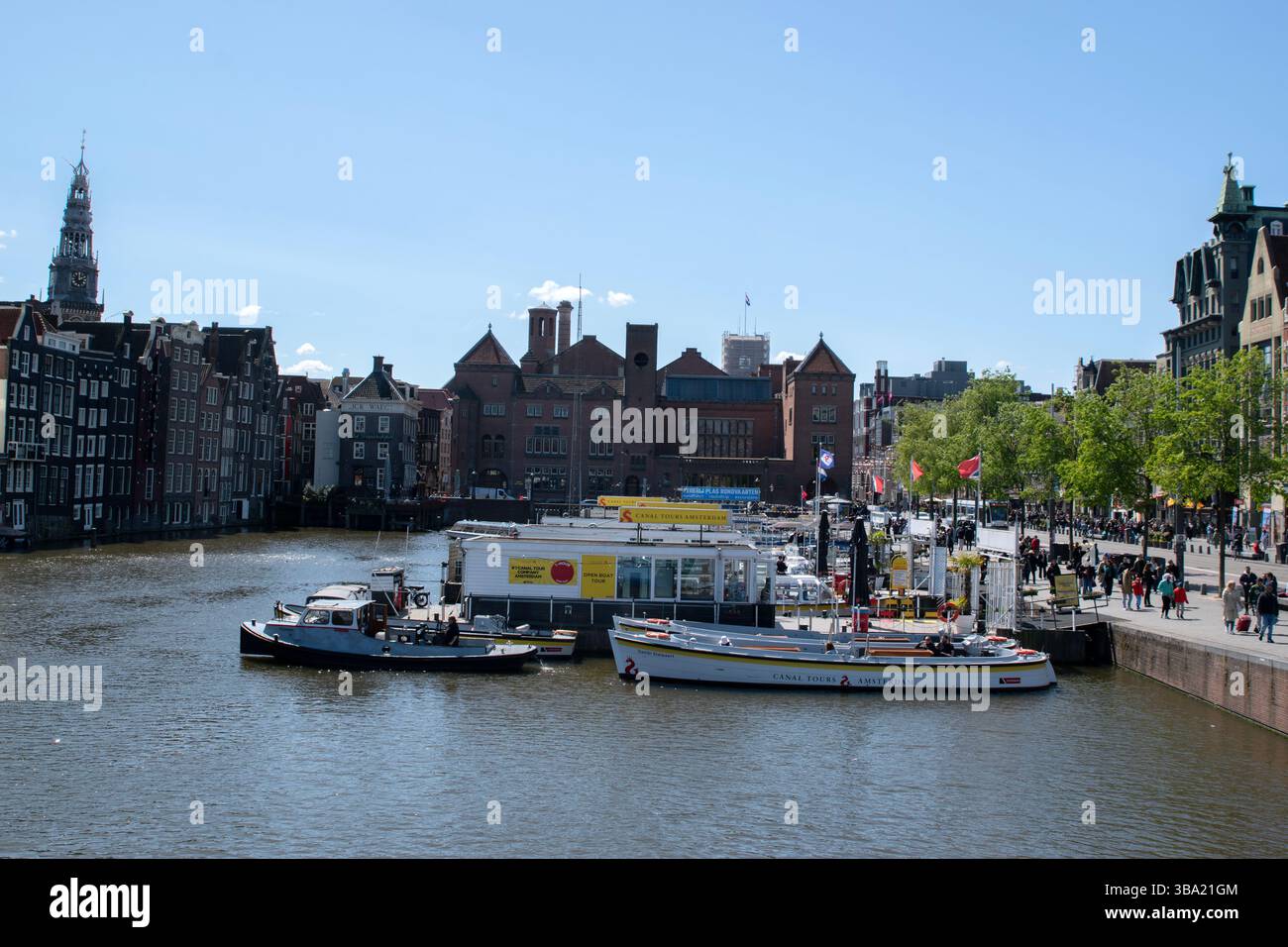 Bateaux de croisière sur le canal à la rue Damrak à Amsterdam pays-Bas 5-5-2025 Banque D'Images