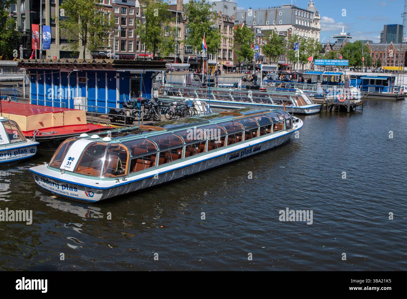 Bateaux de croisière sur le canal à la rue Damrak à Amsterdam pays-Bas 5-5-2025 Banque D'Images