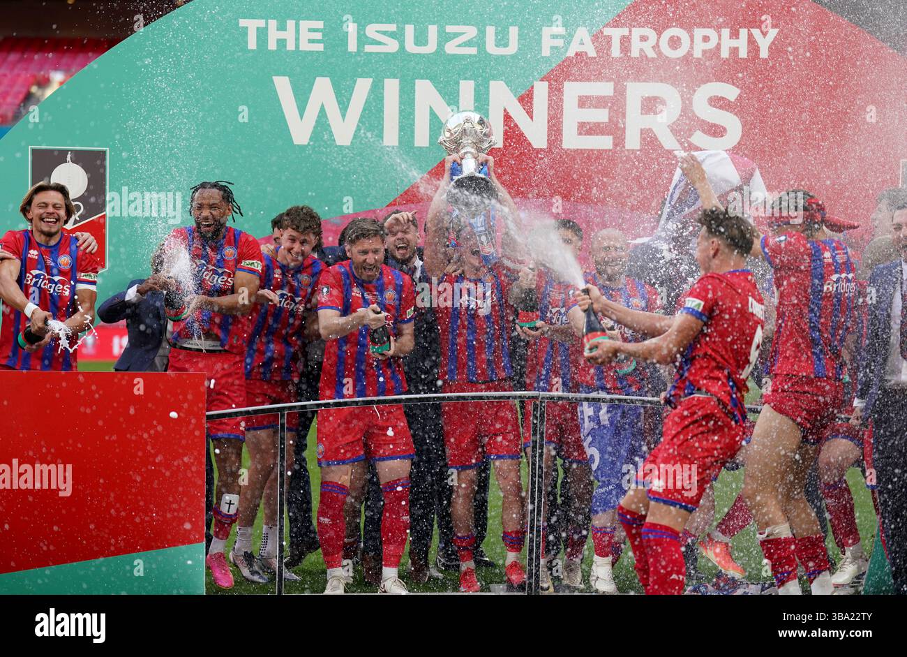 Les joueurs d'Aldershot Town célèbrent sur le terrain avec le trophée après la finale du trophée Isuzu FA au stade de Wembley, à Londres. Date de la photo : dimanche 11 mai 2025. Banque D'Images