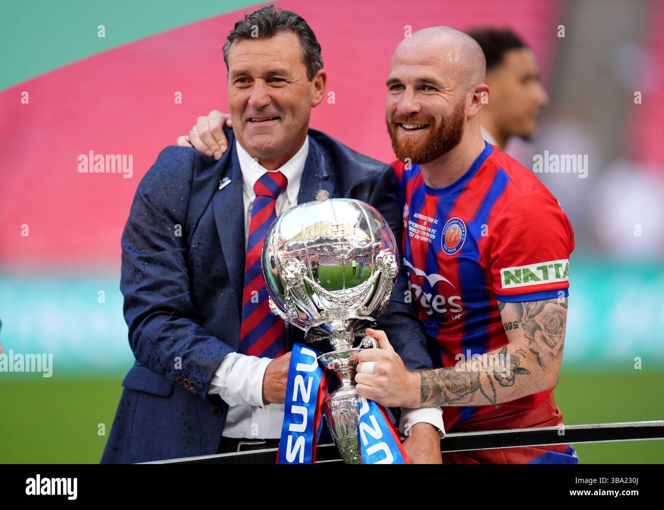 Tommy Widdrington (à gauche), manager d'Aldershot Town, et Theo Widdrington avec le trophée après la finale de l'Isuzu FA Trophy au stade de Wembley, Londres. Date de la photo : dimanche 11 mai 2025. Banque D'Images