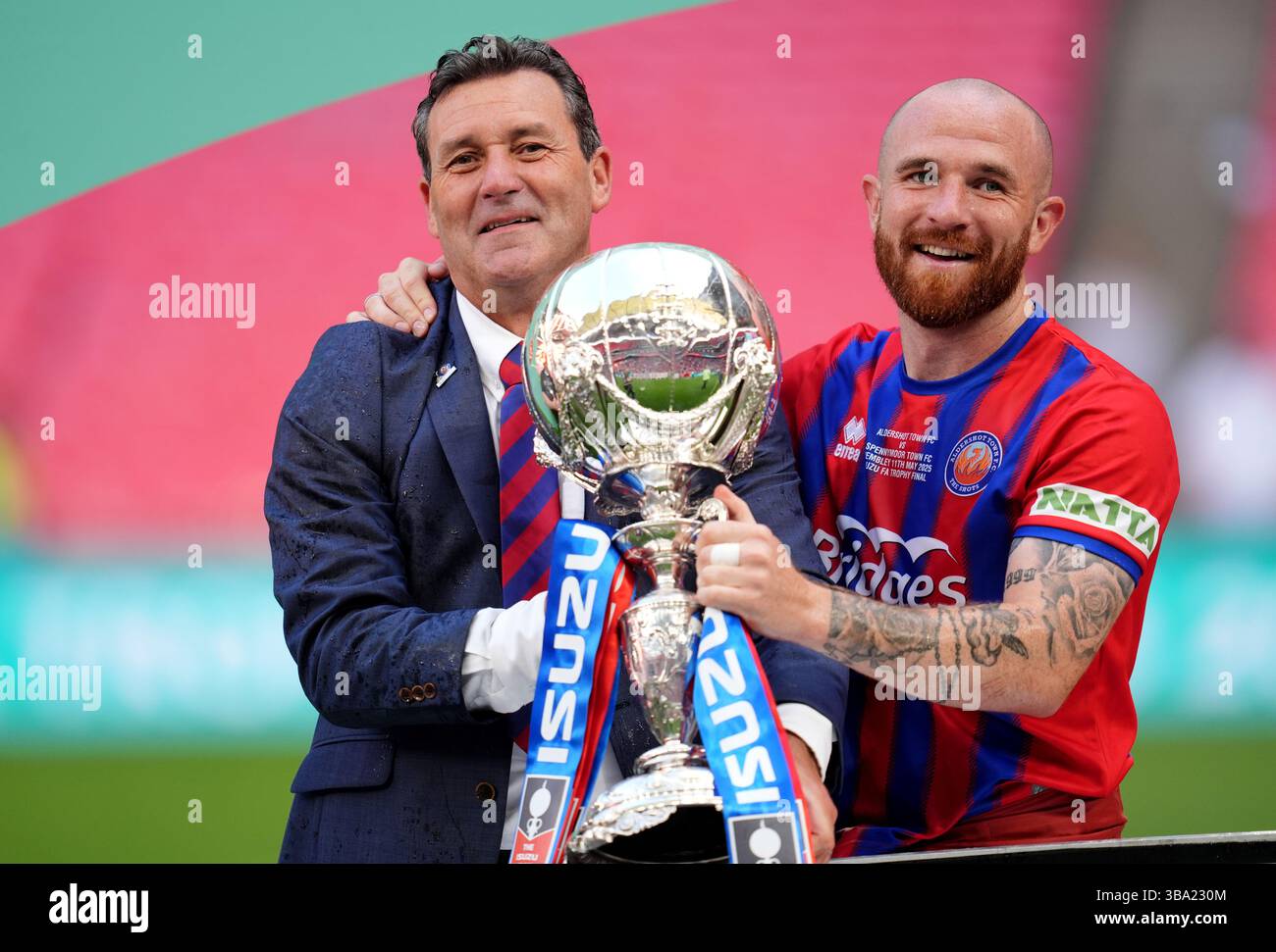 Tommy Widdrington (à gauche), manager d'Aldershot Town, et Theo Widdrington avec le trophée après la finale de l'Isuzu FA Trophy au stade de Wembley, Londres. Date de la photo : dimanche 11 mai 2025. Banque D'Images