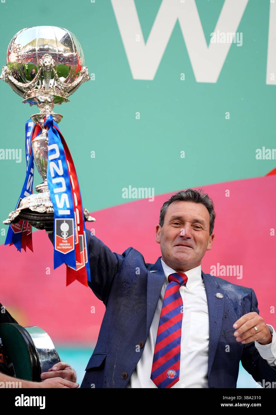 Tommy Widdrington, manager d'Aldershot Town, remporte le trophée après la finale de l'Isuzu FA Trophy au stade de Wembley à Londres. Date de la photo : dimanche 11 mai 2025. Banque D'Images