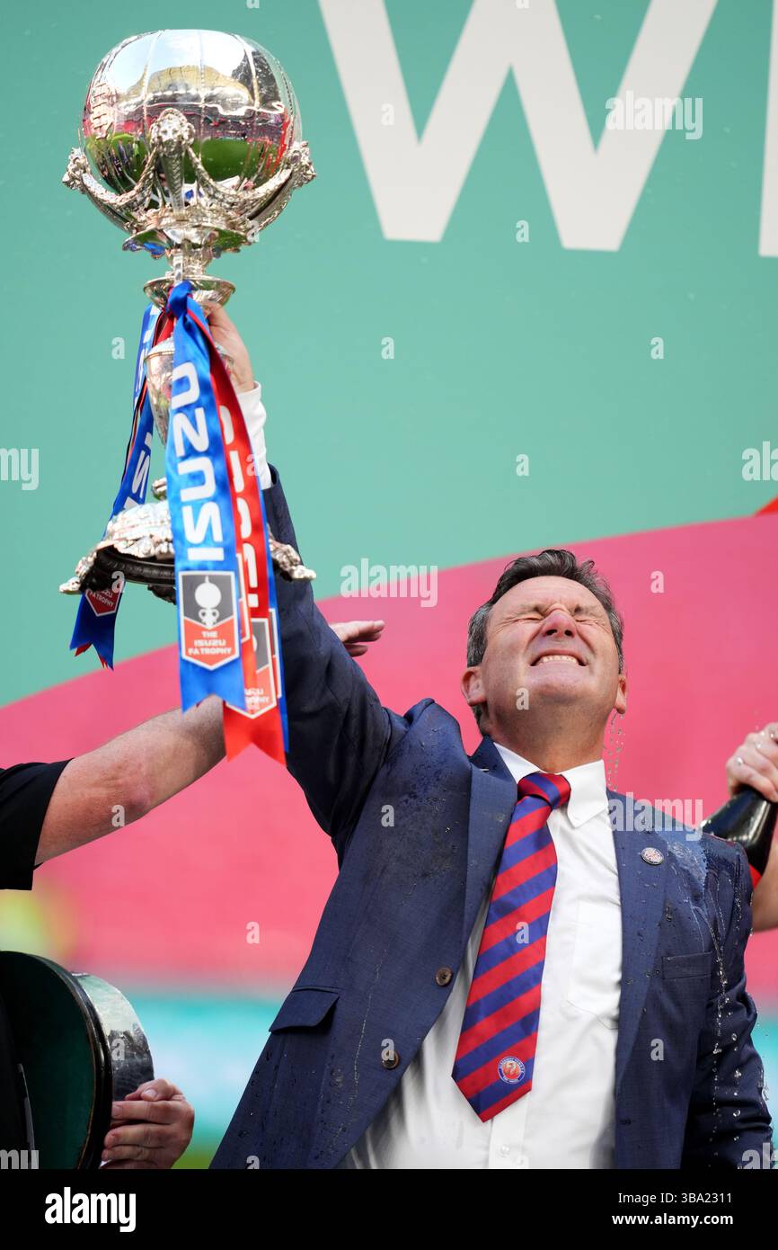 Tommy Widdrington, manager d'Aldershot Town, remporte le trophée après la finale de l'Isuzu FA Trophy au stade de Wembley à Londres. Date de la photo : dimanche 11 mai 2025. Banque D'Images