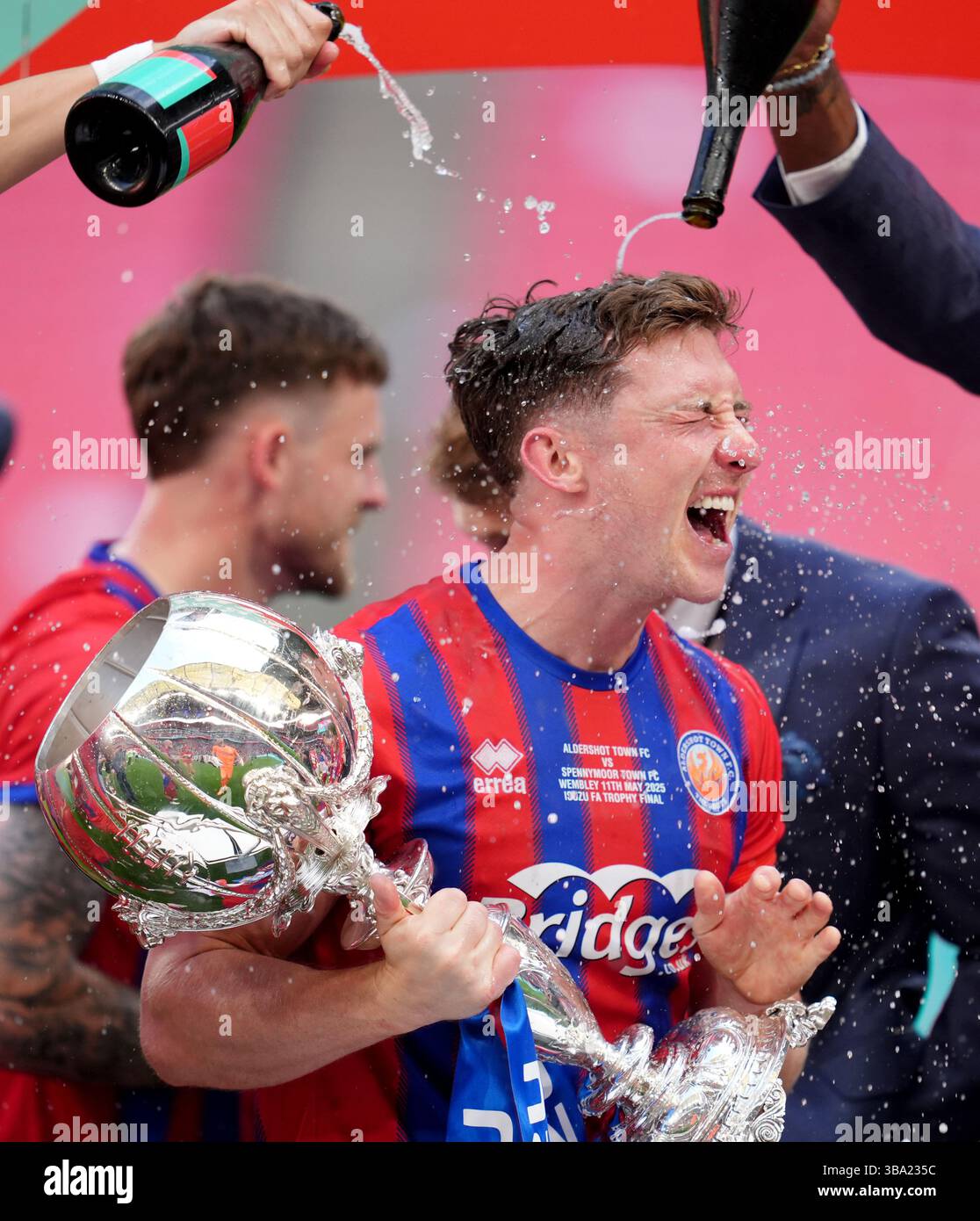 Aaron Jones d'Aldershot Town avec le trophée après la finale de l'Isuzu FA Trophy au stade de Wembley, Londres. Date de la photo : dimanche 11 mai 2025. Banque D'Images