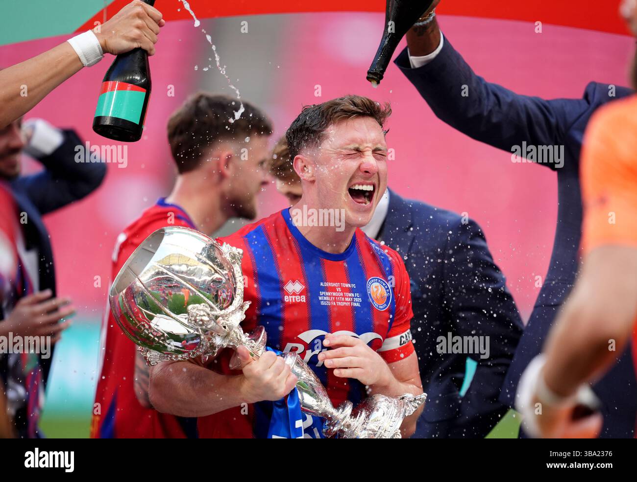 Aaron Jones d'Aldershot Town avec le trophée après la finale de l'Isuzu FA Trophy au stade de Wembley, Londres. Date de la photo : dimanche 11 mai 2025. Banque D'Images