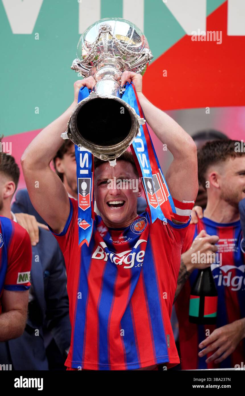 Aaron Jones d'Aldershot Town avec le trophée après la finale de l'Isuzu FA Trophy au stade de Wembley, Londres. Date de la photo : dimanche 11 mai 2025. Banque D'Images