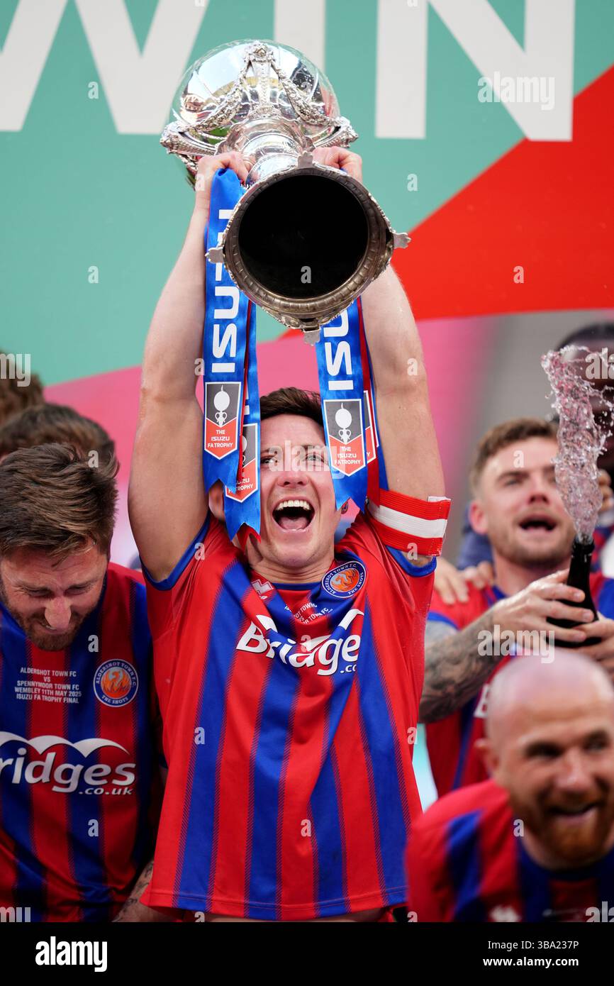 Aaron Jones d'Aldershot Town avec le trophée après la finale de l'Isuzu FA Trophy au stade de Wembley, Londres. Date de la photo : dimanche 11 mai 2025. Banque D'Images