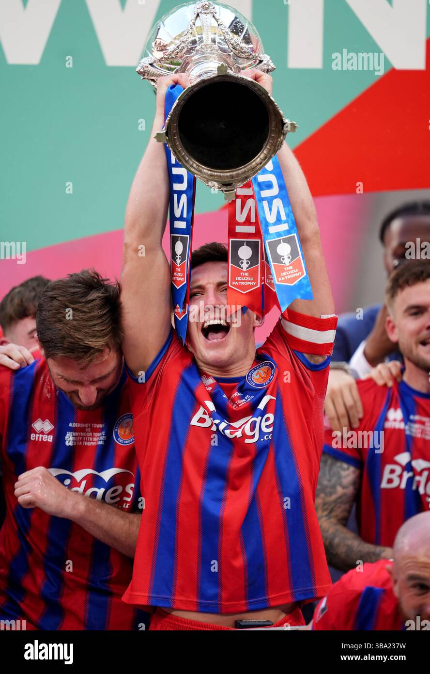 Aaron Jones d'Aldershot Town avec le trophée après la finale de l'Isuzu FA Trophy au stade de Wembley, Londres. Date de la photo : dimanche 11 mai 2025. Banque D'Images