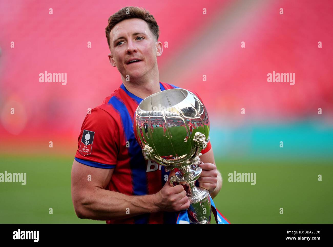 Aaron Jones d'Aldershot Town avec le trophée après la finale de l'Isuzu FA Trophy au stade de Wembley, Londres. Date de la photo : dimanche 11 mai 2025. Banque D'Images