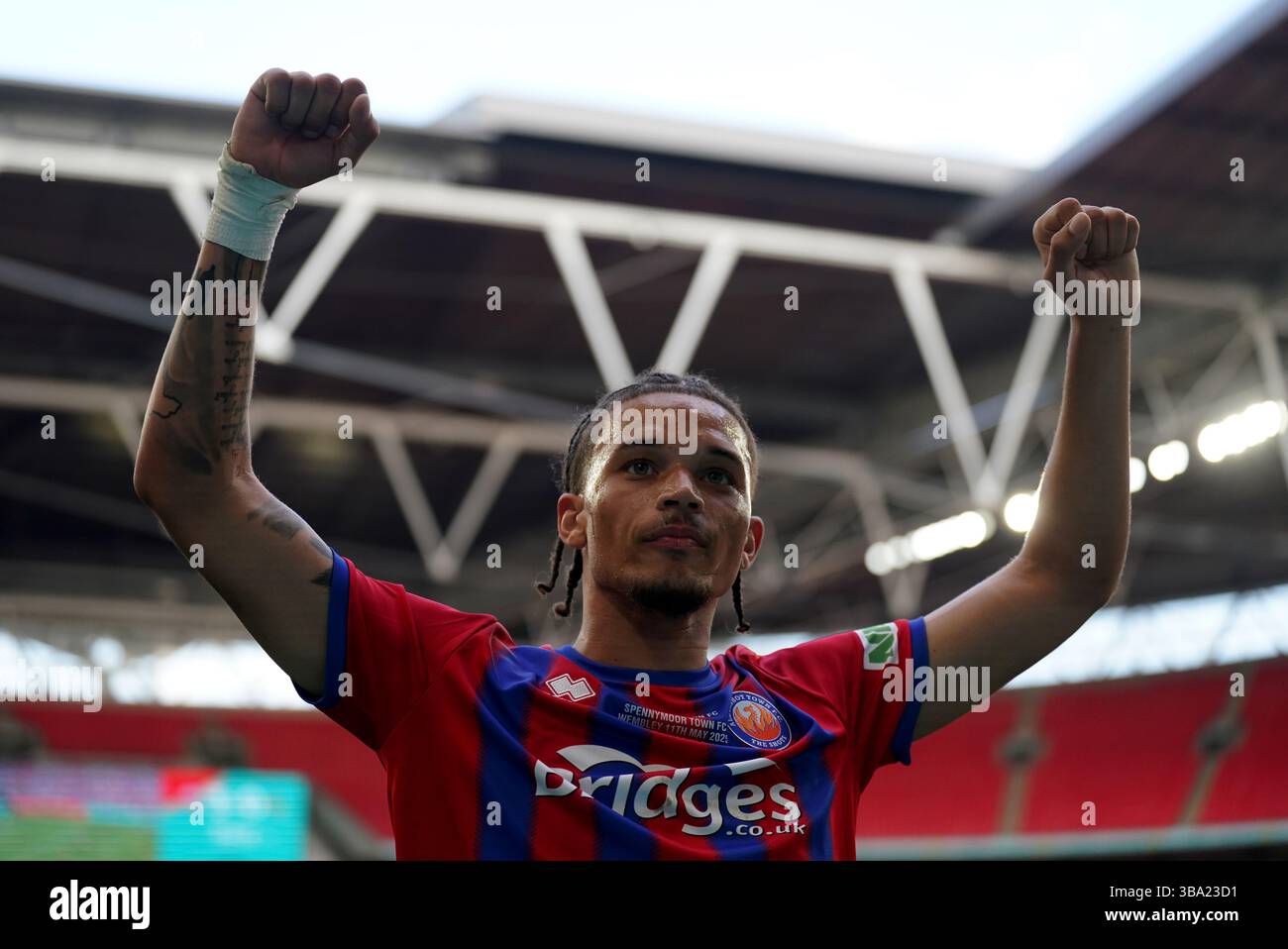 Maxwell Mullins d'Aldershot Town célèbre la finale du trophée Isuzu FA au stade de Wembley, à Londres. Date de la photo : dimanche 11 mai 2025. Banque D'Images