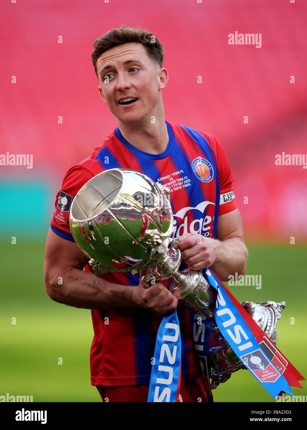 Aaron Jones d'Aldershot Town avec le trophée après la finale de l'Isuzu FA Trophy au stade de Wembley, Londres. Date de la photo : dimanche 11 mai 2025. Banque D'Images