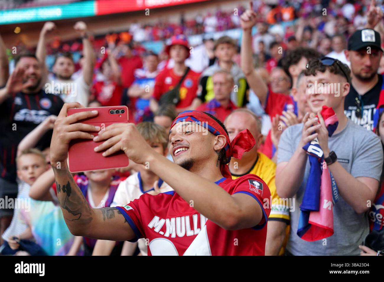 Maxwell Mullins d'Aldershot Town pose pour une photo avec ses fans après la finale du Trophée Isuzu FA au stade de Wembley, à Londres. Date de la photo : dimanche 11 mai 2025. Banque D'Images