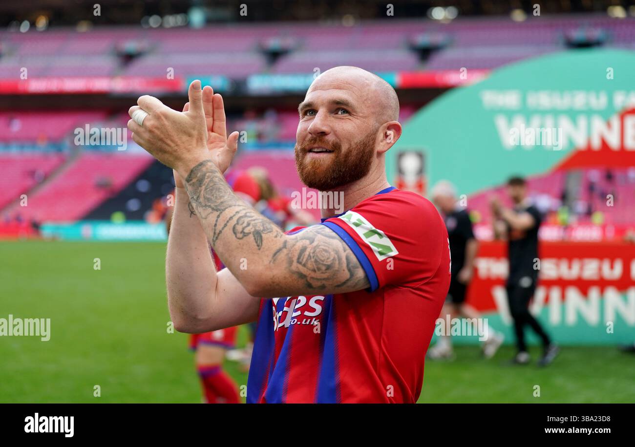 Theo Widdrington d'Aldershot Town célèbre la finale du trophée Isuzu FA au stade de Wembley, à Londres. Date de la photo : dimanche 11 mai 2025. Banque D'Images