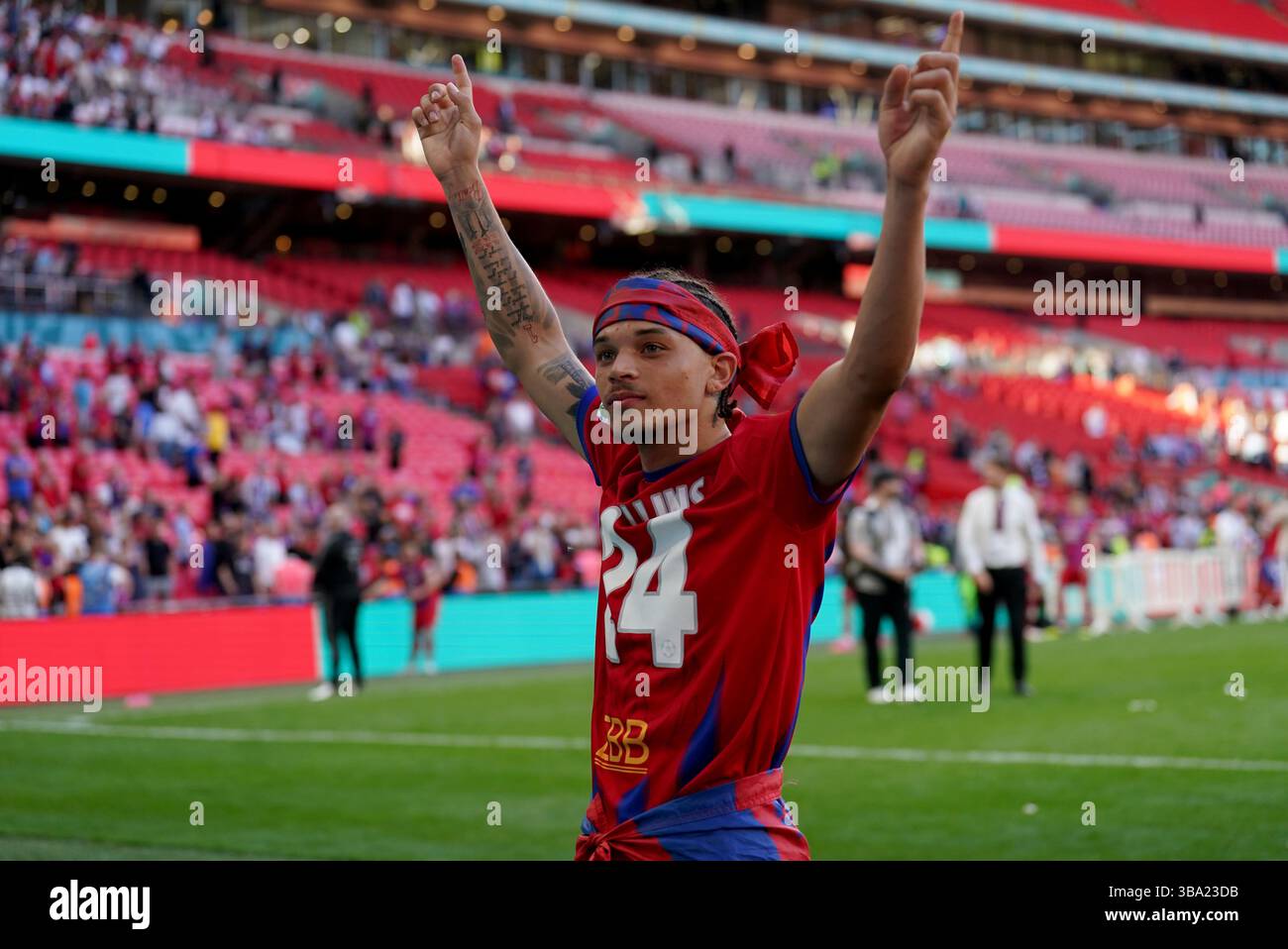 Maxwell Mullins d'Aldershot Town célèbre la finale du trophée Isuzu FA au stade de Wembley, à Londres. Date de la photo : dimanche 11 mai 2025. Banque D'Images