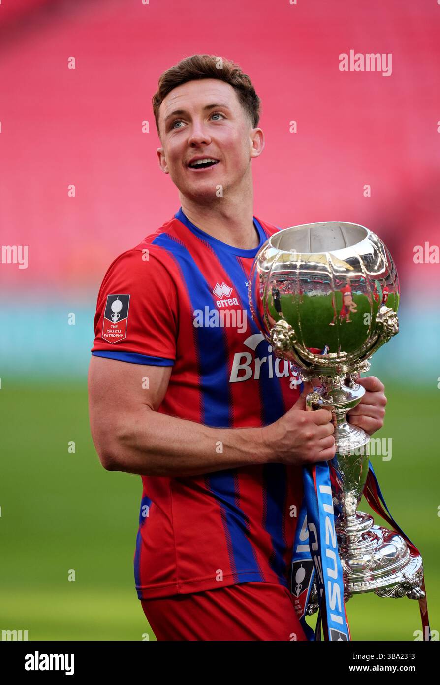 Aaron Jones d'Aldershot Town avec le trophée après la finale de l'Isuzu FA Trophy au stade de Wembley, Londres. Date de la photo : dimanche 11 mai 2025. Banque D'Images