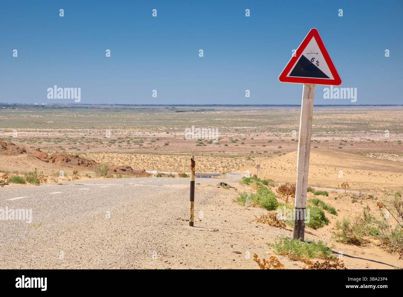 Signalisation triangulaire signalant une baisse de 6% sur la route près d'Ayaz Kala dans le désert de Kyzyl Kum en Ouzbékistan Banque D'Images