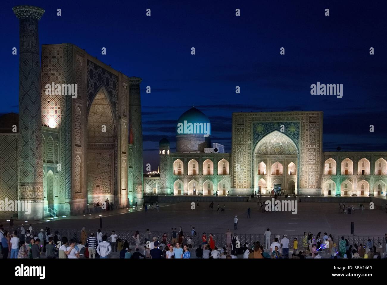 Dôme bleu illuminé à la Madrasa Tilya-Kori et Ulugh Beg Madrasa dans la soirée sur la place du Registan à Samarcande, Ouzbékistan Banque D'Images