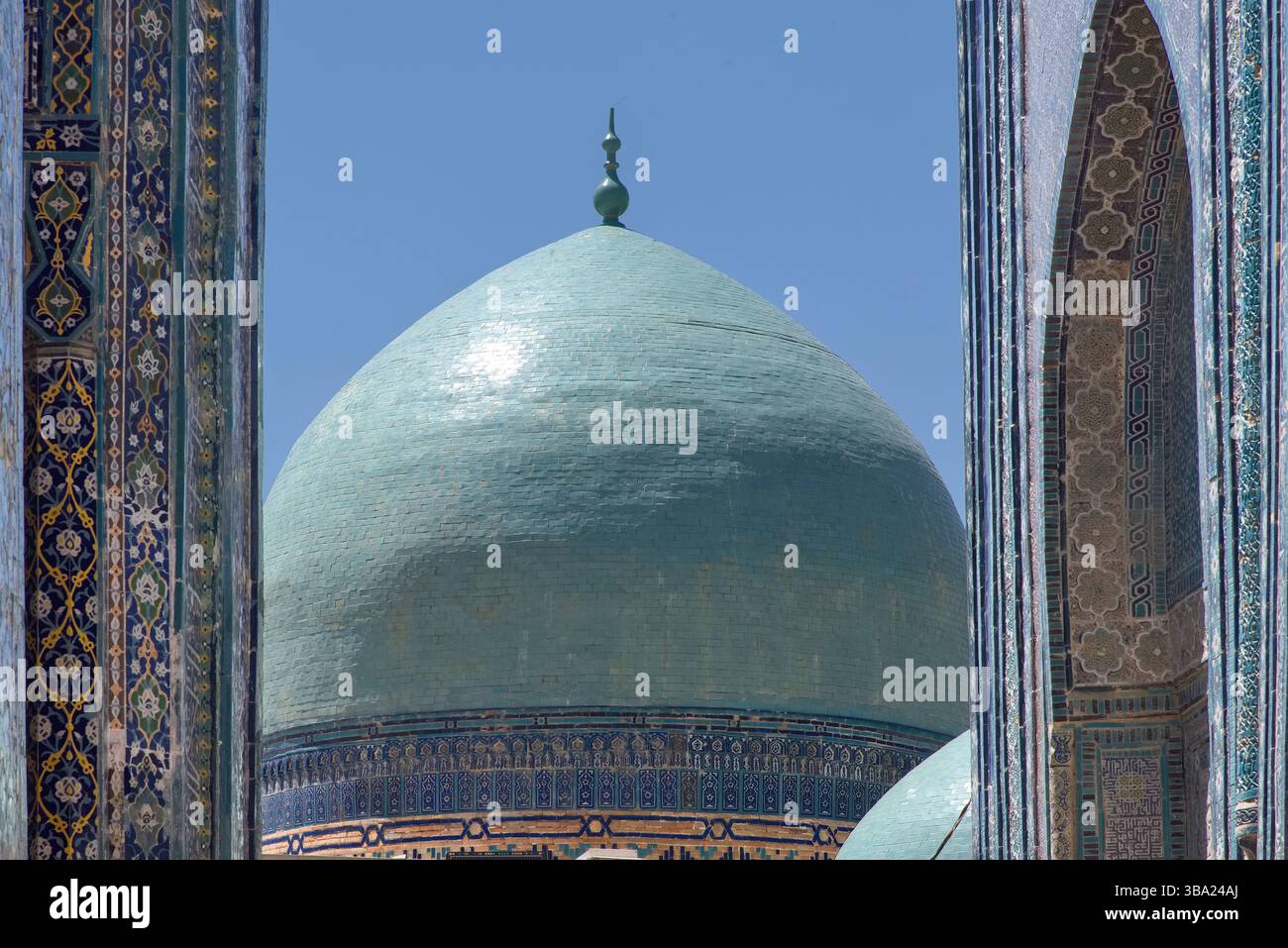 Un dôme entre deux entrées de mausolée décoré de carreaux de mosaïque à la nécropole de Shah-i-Zinda, Samarcande, Ouzbékistan Banque D'Images