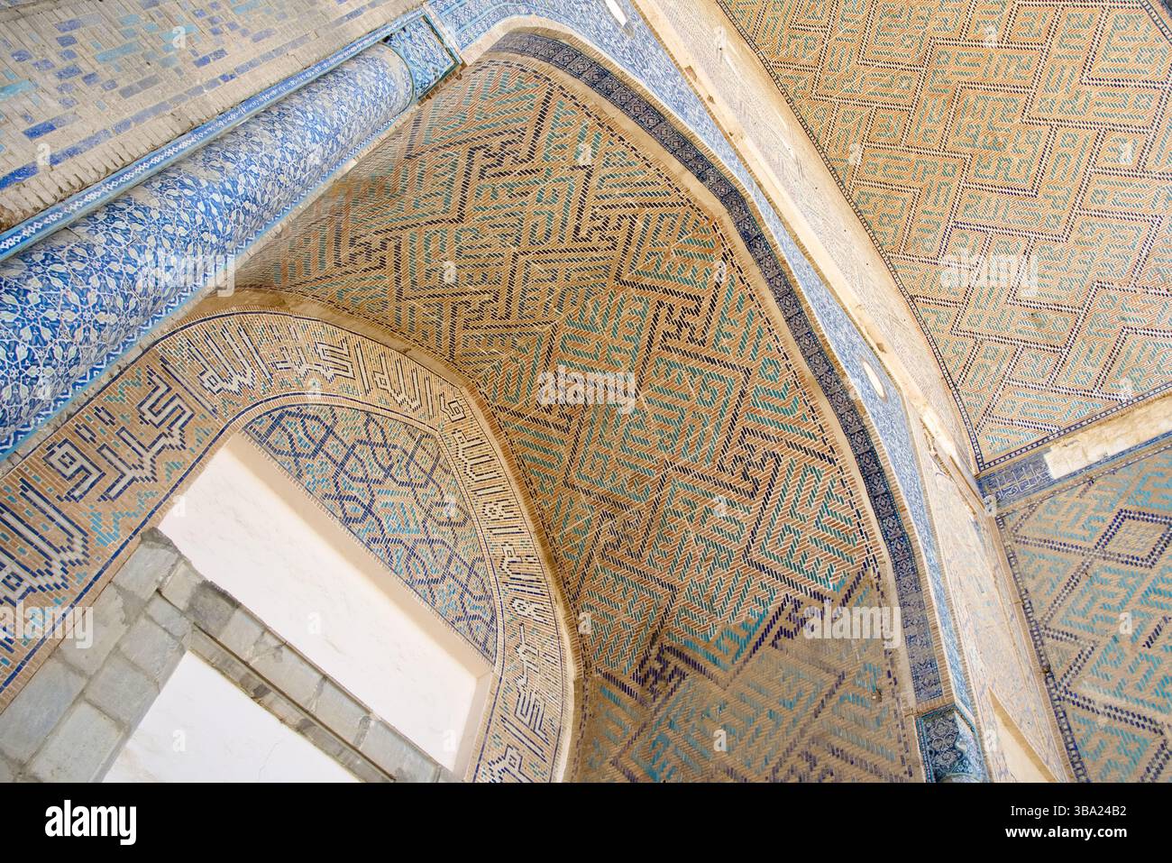 Regardant vers le haut de l'immense entrée voûtée de la mosquée Bibi-Khanym à Samarcande Ouzbékistan Banque D'Images