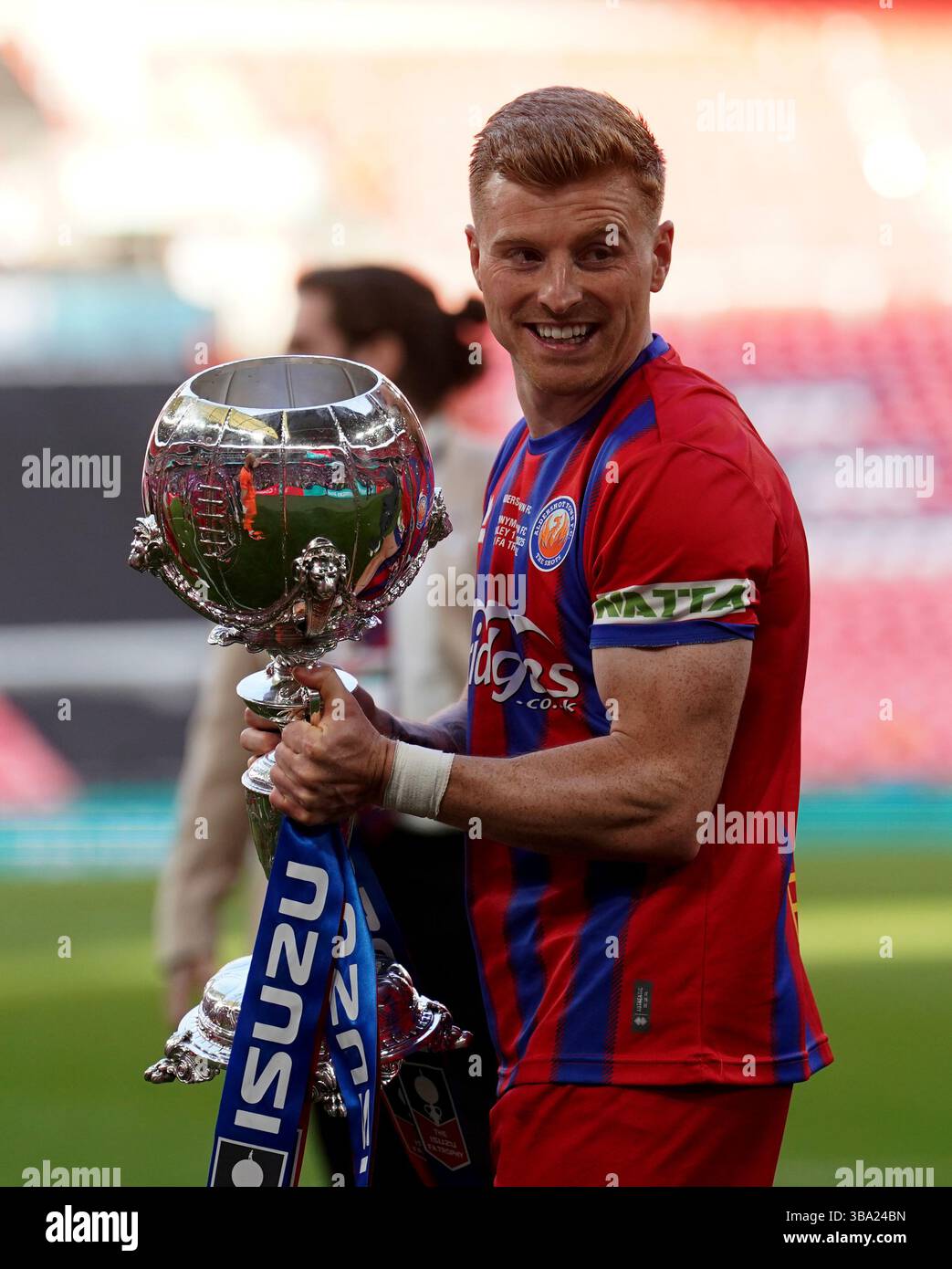 Jack Barham d'Aldershot Town célèbre avec le trophée après la finale du Trophée Isuzu FA au stade de Wembley, Londres. Date de la photo : dimanche 11 mai 2025. Banque D'Images