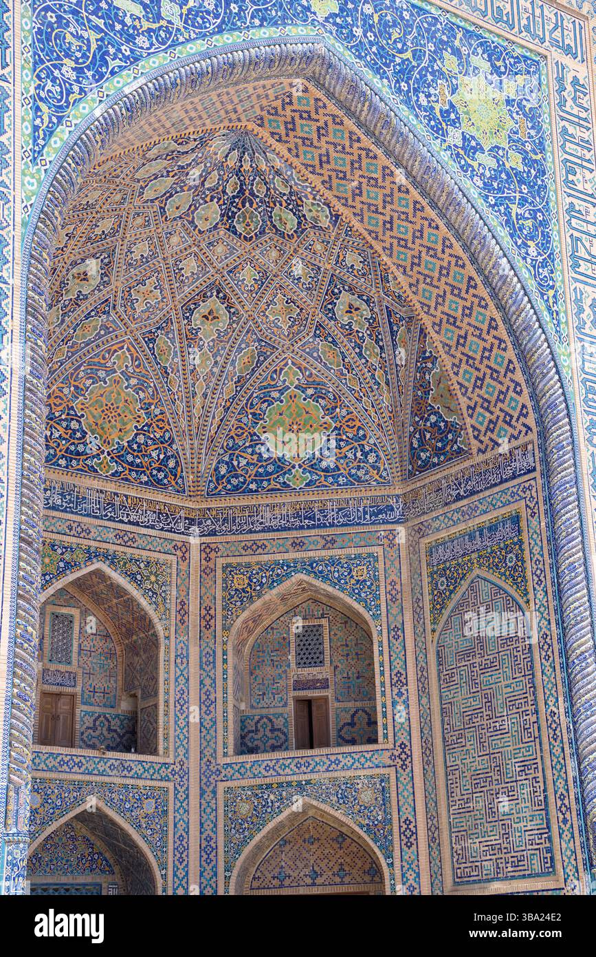 Entrée voûtée richement décorée avec galeries sur la place Tilya-Kori Madrasan Registan à Samarcande en Ouzbékistan Banque D'Images