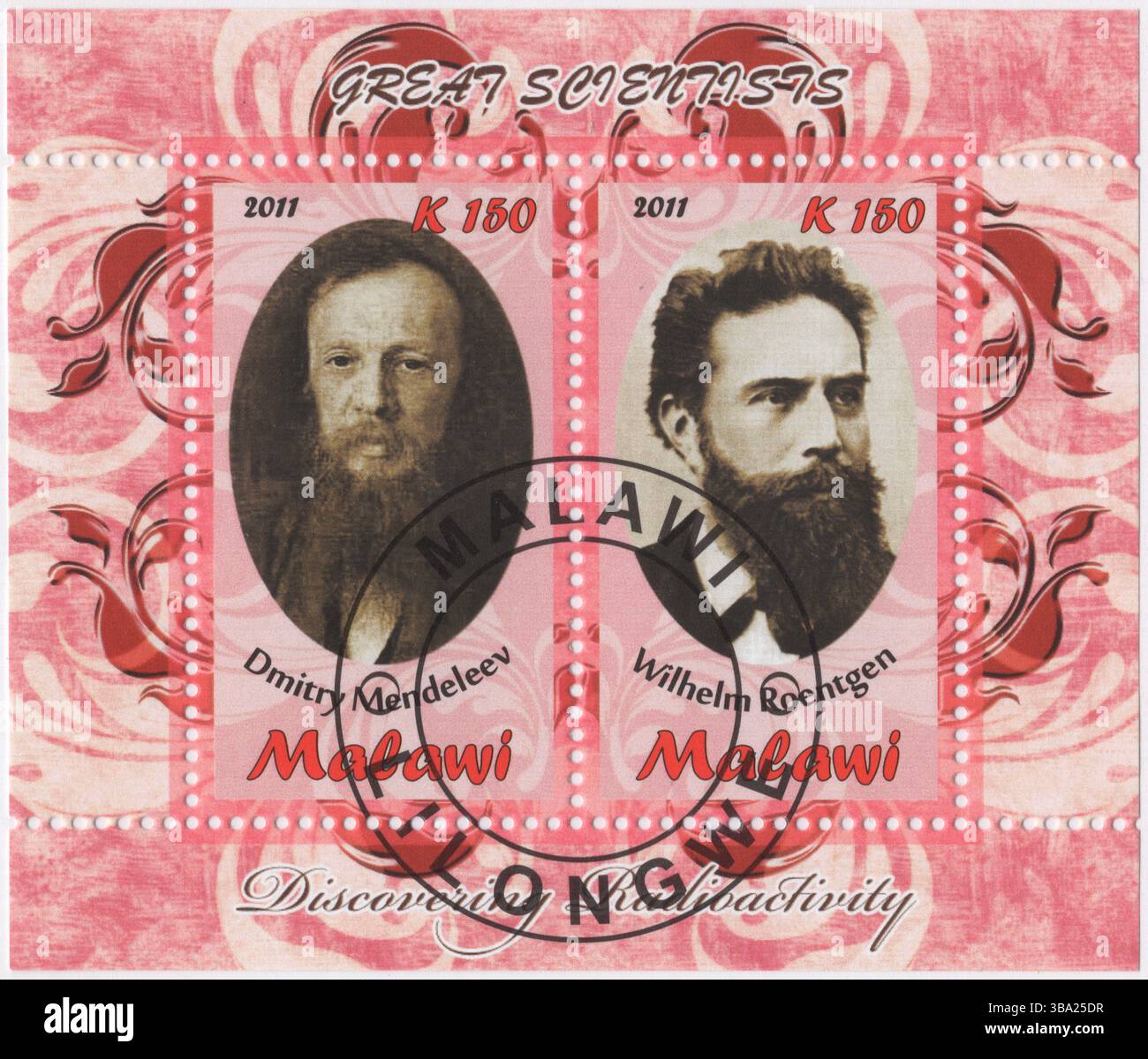 MALAWI - 2011 : paire de timbres illégaux multicolores de 150 kwacha représentant des portraits de Dmitri Mendeleev et Roentgen. Mendeleev était un chimiste connu pour avoir formulé la loi périodique et créé une version de la table périodique des éléments. Il a utilisé la loi périodique pour prédire les propriétés de trois éléments encore à découvrir (germanium, gallium et scandium). Wilhelm Conrad Röntgen était un physicien qui produisait et détectait des rayonnements électromagnétiques dans une gamme de longueurs d'onde connue sous le nom de rayons X. À la suite de cette découverte, il est devenu le premier récipiendaire du prix Nobel de physique en 1901 Banque D'Images