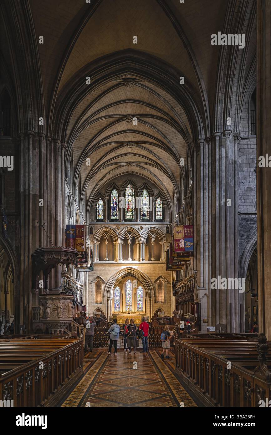Dublin, Irlande, août 2019 touristes visitant et visitant l'intérieur de la cathédrale St Patricks, salle principale avec autel, Europe Banque D'Images