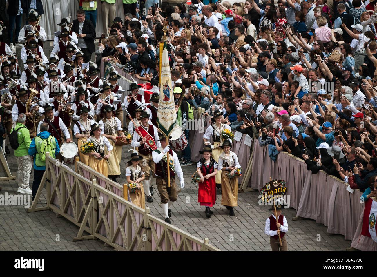 Cité du Vatican, Vatican. 11 mai 2025. Un groupe musical traditionnel vu dans un carré Pierre. Le pape Léon XIV a récité la prière du dimanche de Regina Coeli depuis le balcon de la basilique papale en présence d’un large public et de groupes musicaux. Crédit : SOPA images Limited/Alamy Live News Banque D'Images