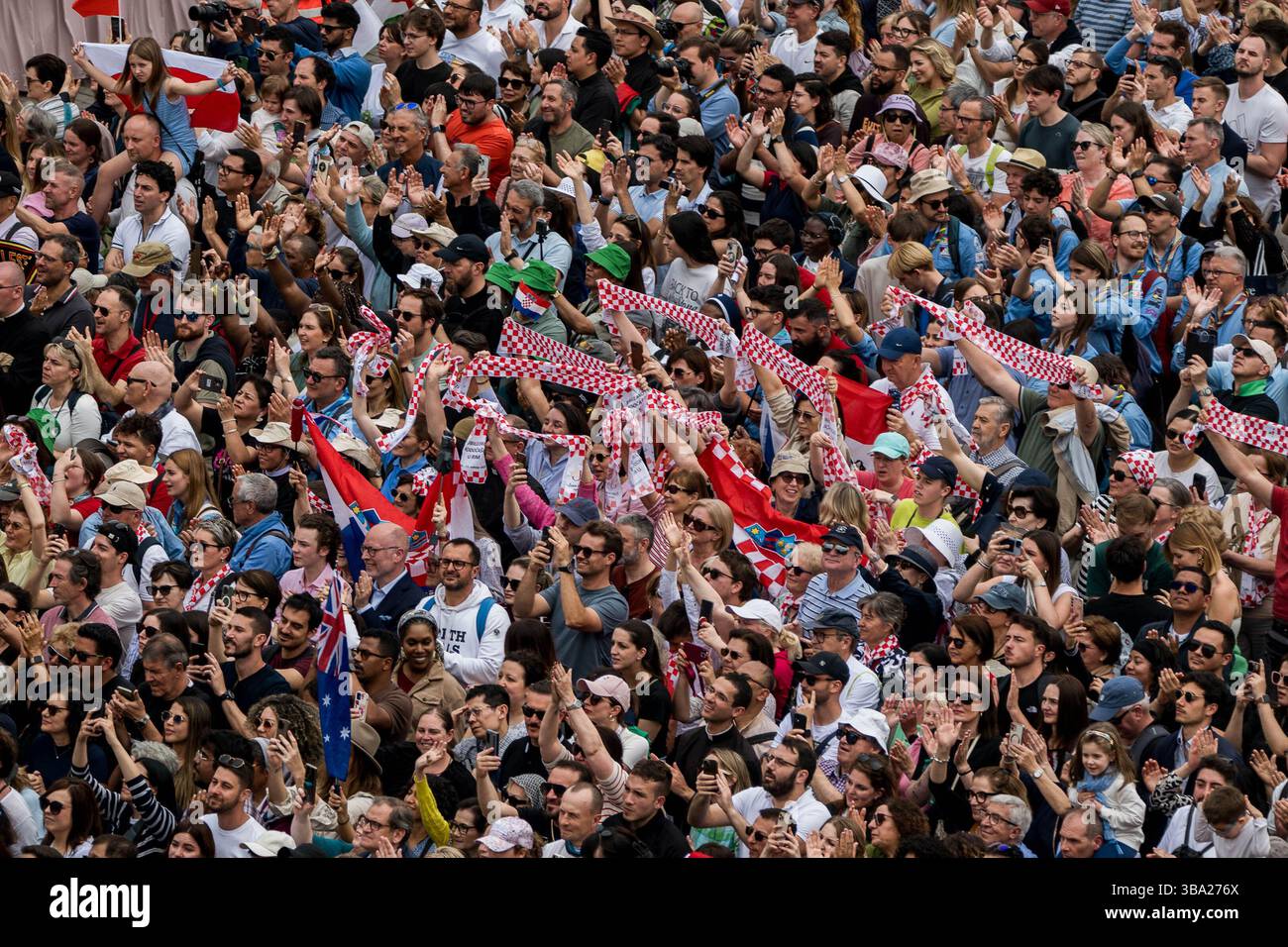 Cité du Vatican, Vatican. 11 mai 2025. Des gens vus dans la place de Peter. Le pape Léon XIV a récité la prière du dimanche de Regina Coeli depuis le balcon de la basilique papale en présence d’un large public et de groupes musicaux. Crédit : SOPA images Limited/Alamy Live News Banque D'Images