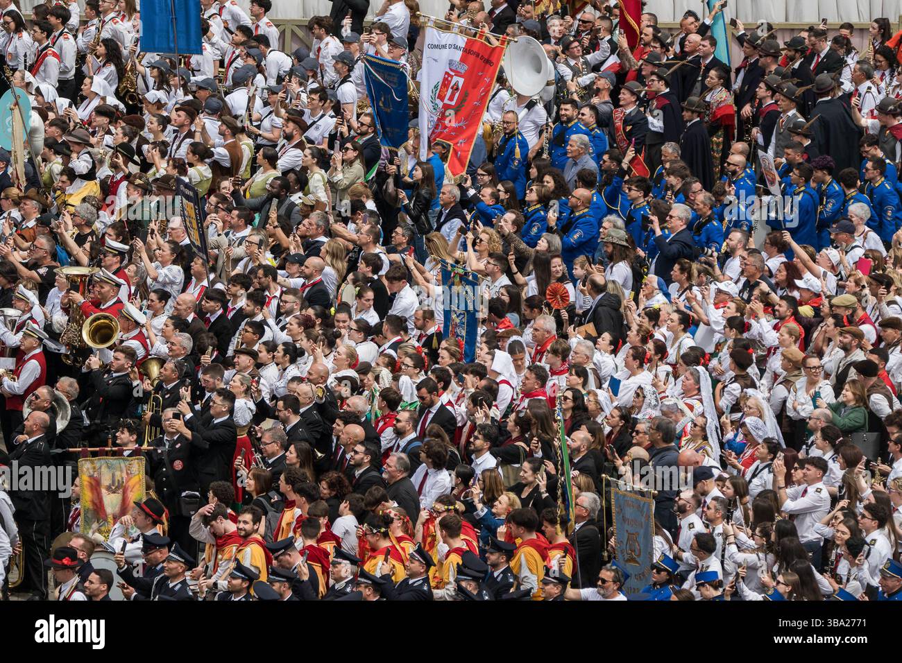 Cité du Vatican, Vatican. 11 mai 2025. Des gens vus dans la place de Peter. Le pape Léon XIV a récité la prière du dimanche de Regina Coeli depuis le balcon de la basilique papale en présence d’un large public et de groupes musicaux. Crédit : SOPA images Limited/Alamy Live News Banque D'Images