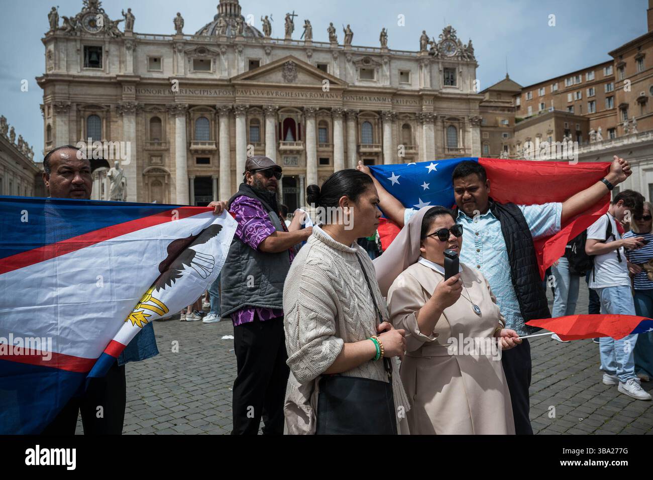 Cité du Vatican, Vatican. 11 mai 2025. Les gens ont vu tenir des drapeaux. Le pape Léon XIV a récité la prière du dimanche de Regina Coeli depuis le balcon de la basilique papale en présence d’un large public et de groupes musicaux. Crédit : SOPA images Limited/Alamy Live News Banque D'Images