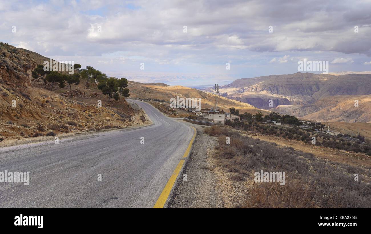 Route en terrain montagneux près de Tafilah, Jordanie, mer morte à fond lointain, Asie Banque D'Images