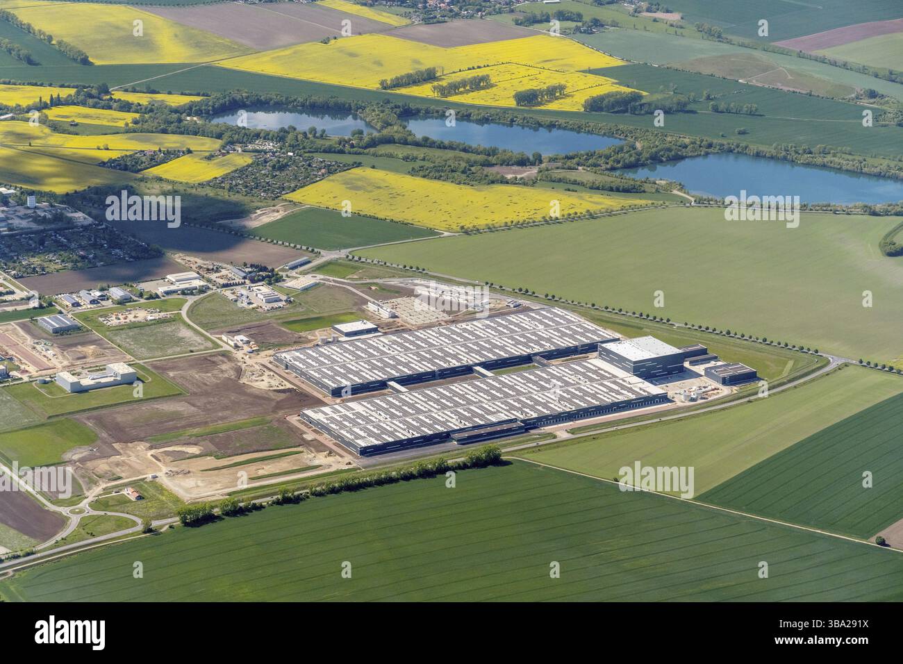 Allemagne, Europe, Saxe-Anhalt, Halberstadt, Daimler Truck, fourniture de pièces de rechange, camion, Halle, logistique, vue aérienne, Europe Banque D'Images Allemagne, Europe, Saxe-Anhalt, Halberstadt, Daimler Truck, fourniture de pièces de rechange, camion, Halle, logistique, vue aérienne, Europe Banque D'Images