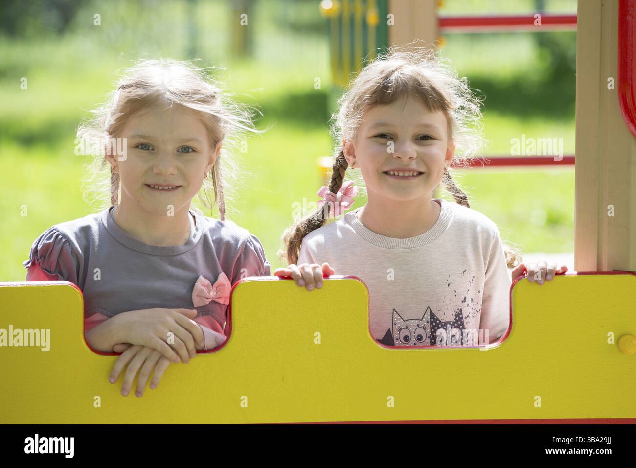 Biélorussie, ville de Gomil, 26 avril 2019. Jardin d'enfants dans la rue.deux filles amusantes de la maternelle sur une promenade d'été. Les enfants de six ans jouent Banque D'Images