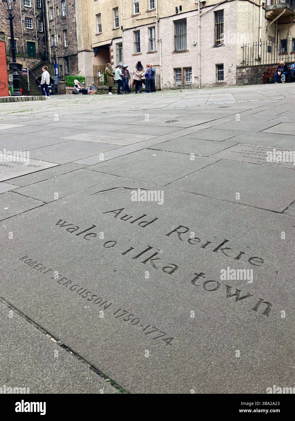 Une citation du poème du poète Robert Fergusson 'Auld Reikie' inscrit à Makars' court, Lady Stair's Close, Lawnmarket, Édimbourg, Écosse - Image de stock capturée avec un smartphone