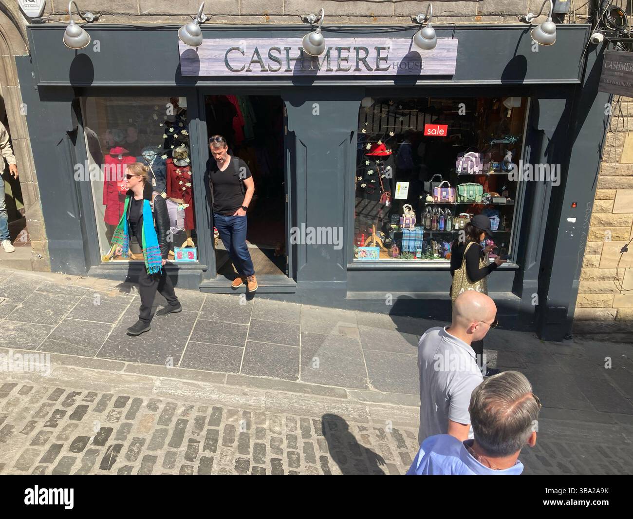 Magasin d'usine Cashmere House, Upper Bow, Édimbourg, Écosse - Image de stock capturée avec un smartphone