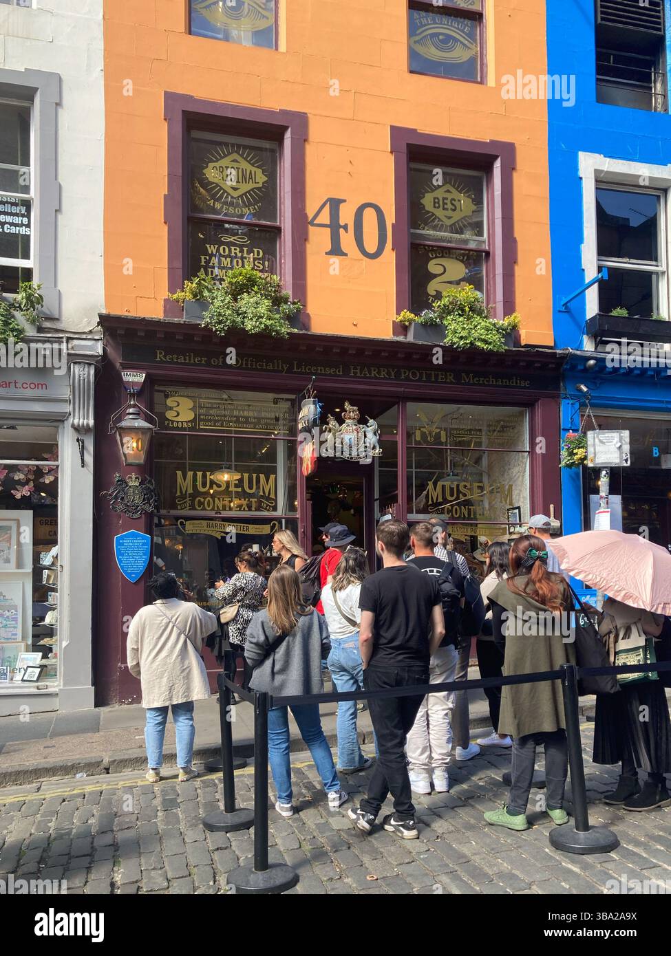 Files d'attente devant le Harry Potter Museum, Victoria Street Édimbourg, Écosse - Image de stock capturée avec un smartphone