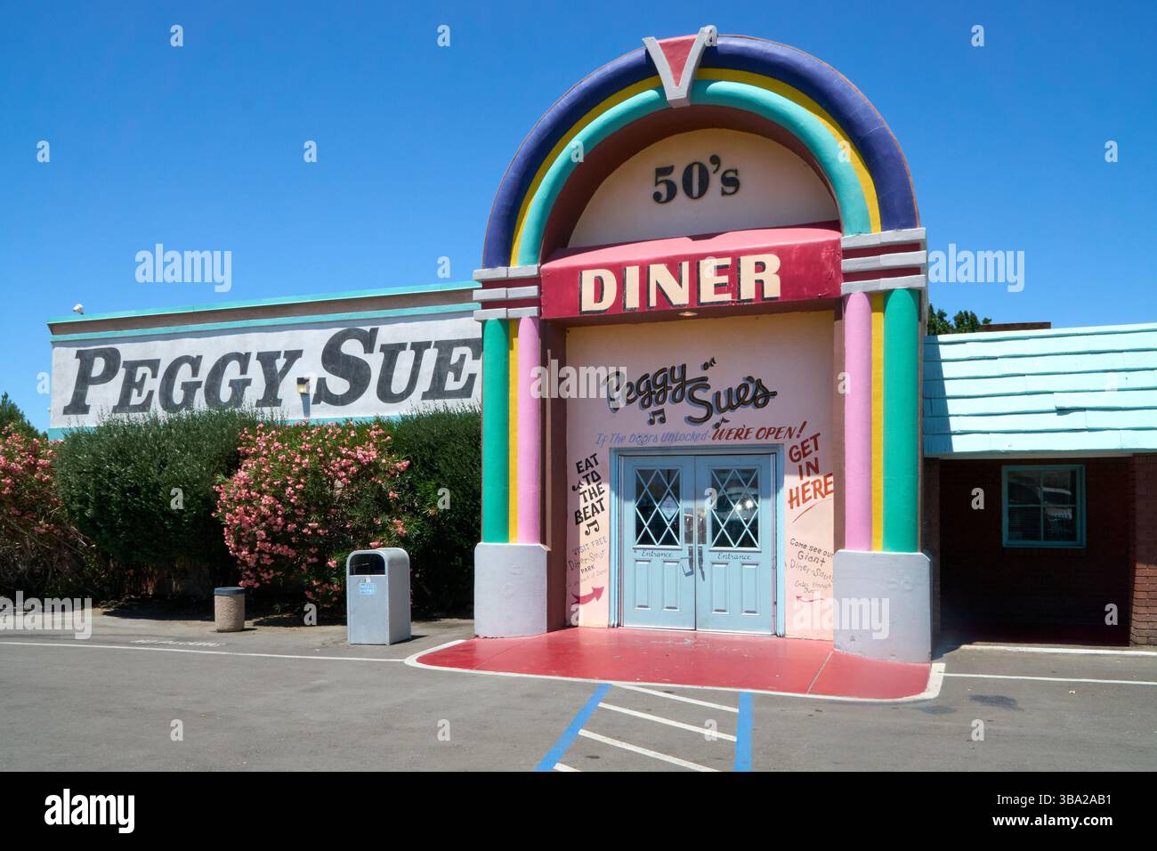 Yermo, Californie, États-Unis. 7 mai 2025. L'extérieur du Diner des années 50 de Peggy Sue à Yermo, CA ; une collision technicolore complète de la route Americana et de la nostalgie du juke-box. Avec son arc au néon surdimensionné peint pour ressembler à un juke-box de l'ère vinyle et ses murs qui crient pratiquement 'DINER',' l'endroit n'évoque pas seulement les années 1950'''il vous attrape par le col et vous tire directement dedans.initialement ouvert en 1987 dans une structure construite dans les années 1950, Peggy Sue's a été créé par champ et Peggy Sue eux-mêmes comme un hommage à une époque où Elvis était roi et les milkshakes étaient pratiquement un groupe alimentaire. Toutes les Banque D'Images