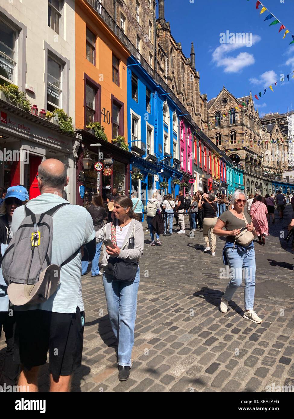 Victoria Street occupé avec des visiteurs par une belle journée ensoleillée, Old Town, Edimbourg Écosse - Image de stock capturée avec un smartphone