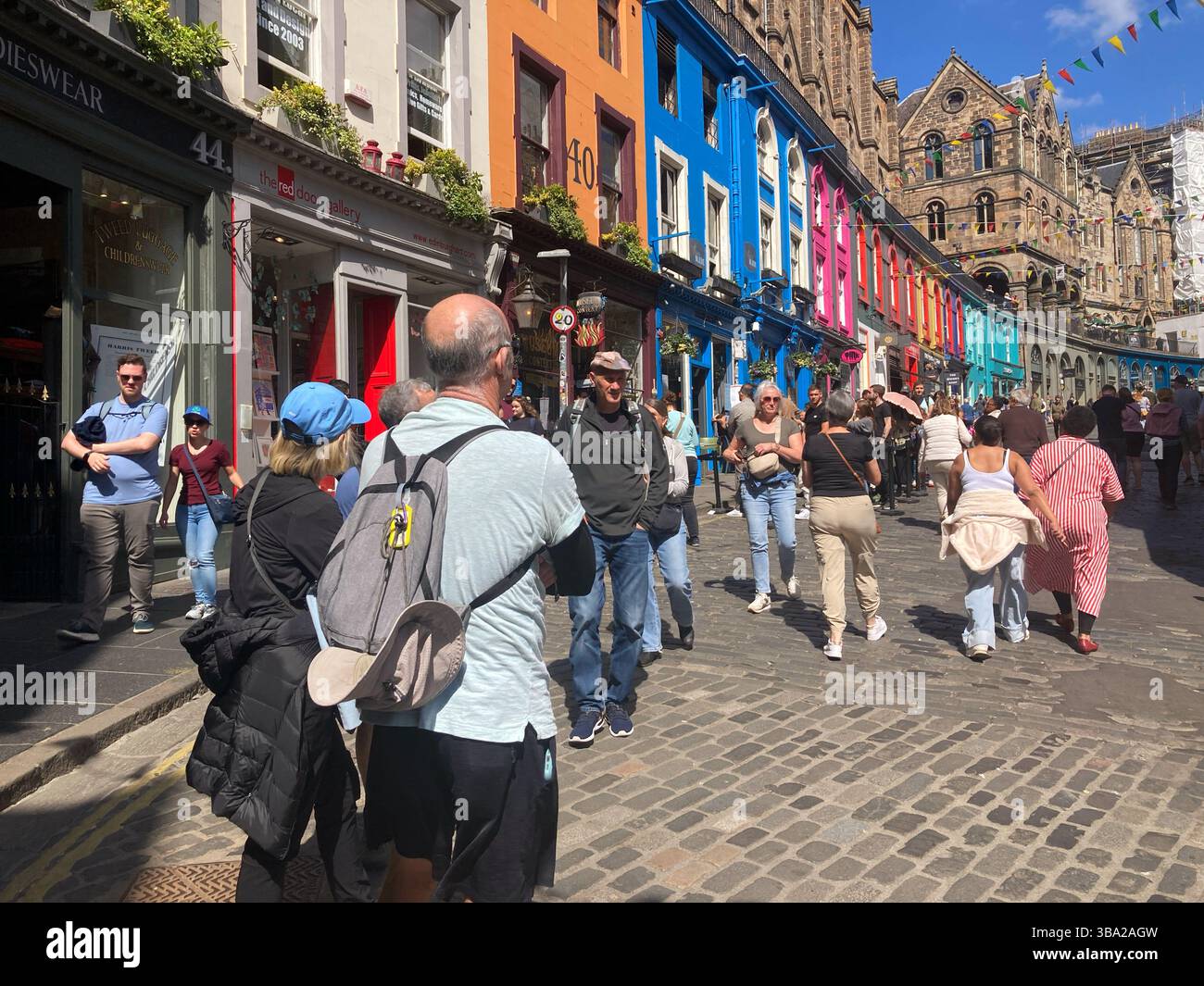 Victoria Street occupé avec des visiteurs par une belle journée ensoleillée, Old Town, Edimbourg Écosse - Image de stock capturée avec un smartphone