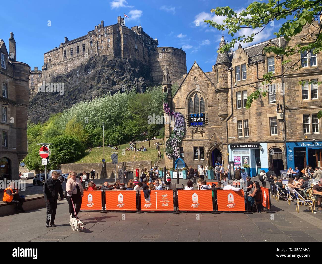 Bar et restaurant Cold Town House, avec vue sur le château d'Édimbourg, Grassmarket, Édimbourg, Écosse - Image de stock capturée avec un smartphone