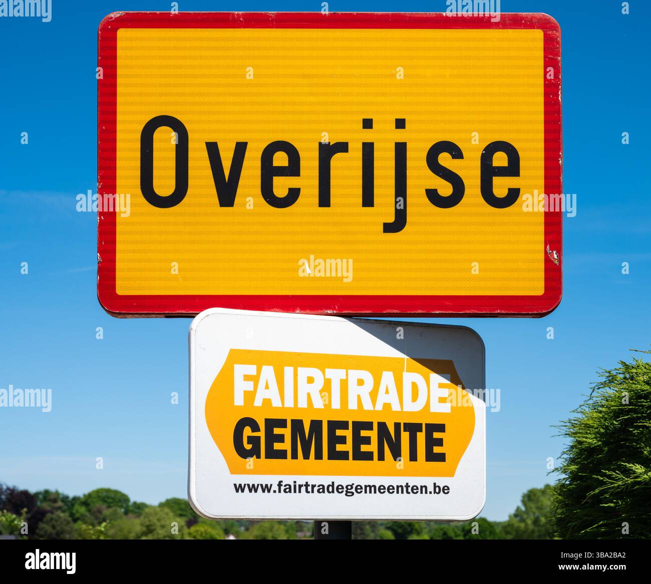 panneau-routier-belge-de-la-ville-d-overijse-municipalite-fairtrade-overijse-brabant-flamand-belgique-10-mai-2025-3ba2ba2.jpg