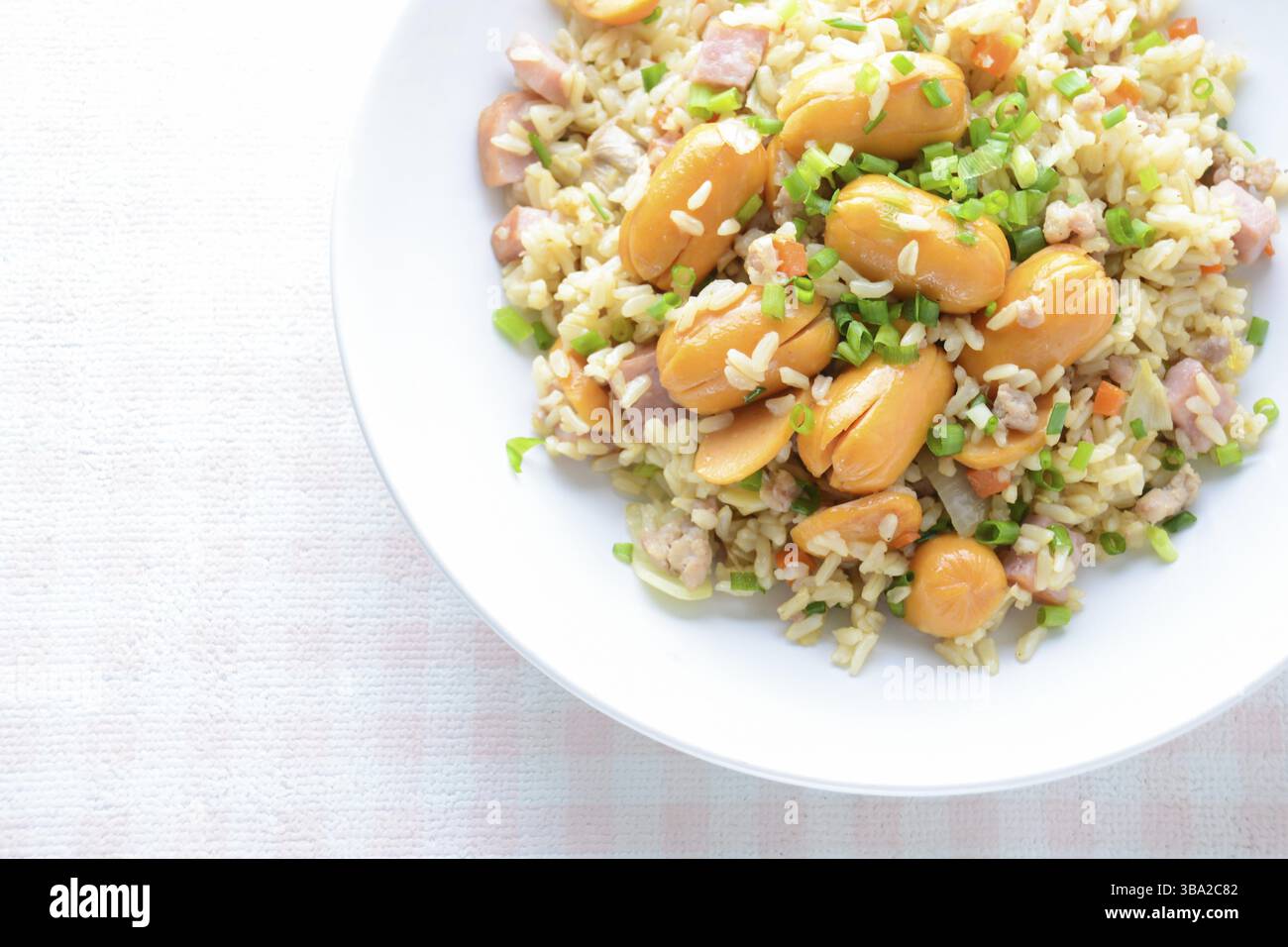 Riz frit à la saucisse fumé, un riz frit rapide pour un repas simple, mais immensément satisfaisant par une journée froide Banque D'Images