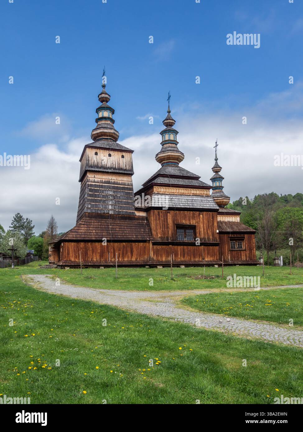 Krempna - église grecque catholique en bois du 18ème siècle. Actuellement une église catholique. Low Beskids, Pologne, Europe Banque D'Images