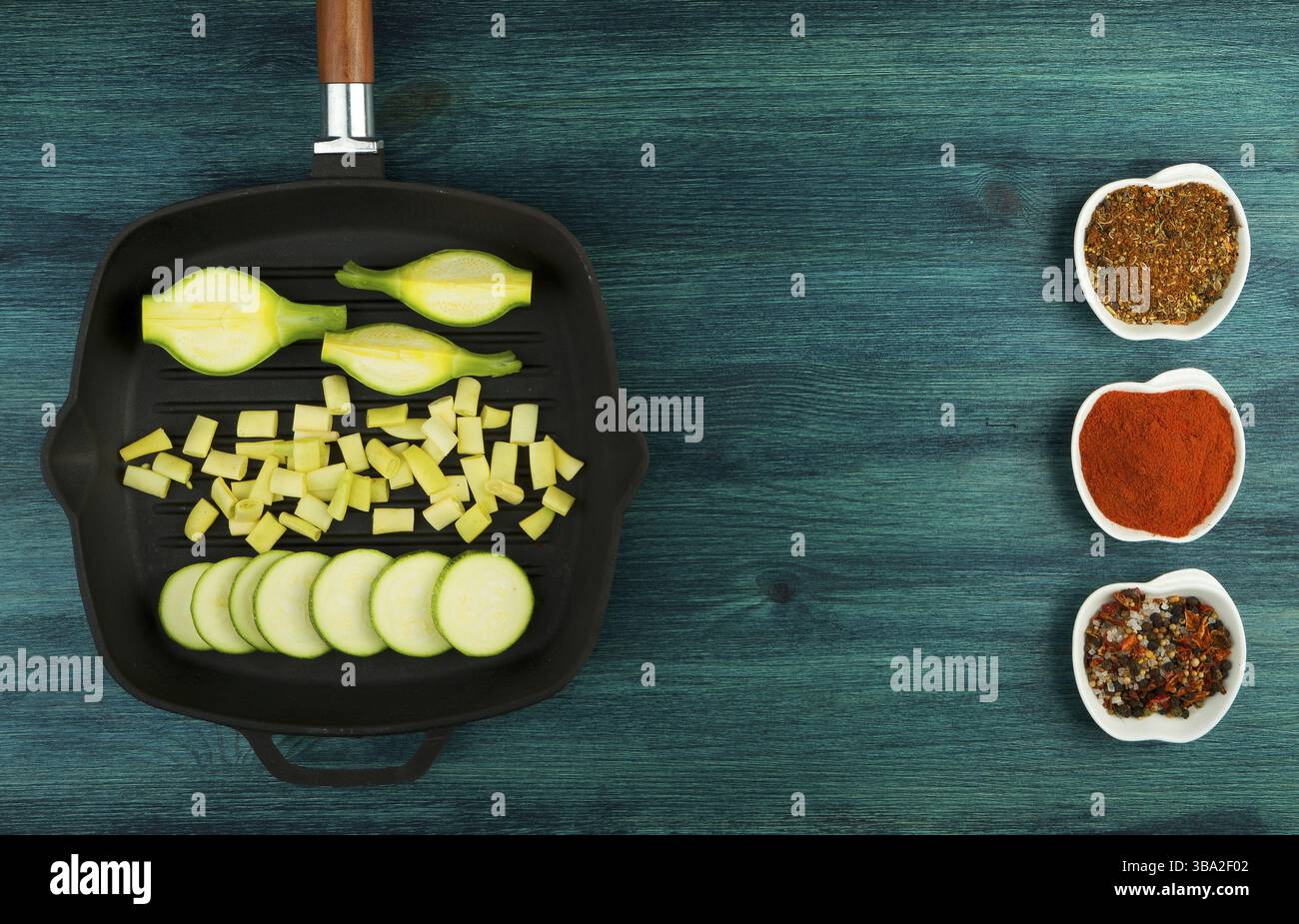 Des légumes sur l'arrière-plan. Les LÉGUMES FRAIS ET LES ÉPICES À PROXIMITÉ D'UN ENSEMBLE DE PÊCHE SUR UNE SURFACE EN BOIS. COPY SPACE Banque D'Images
