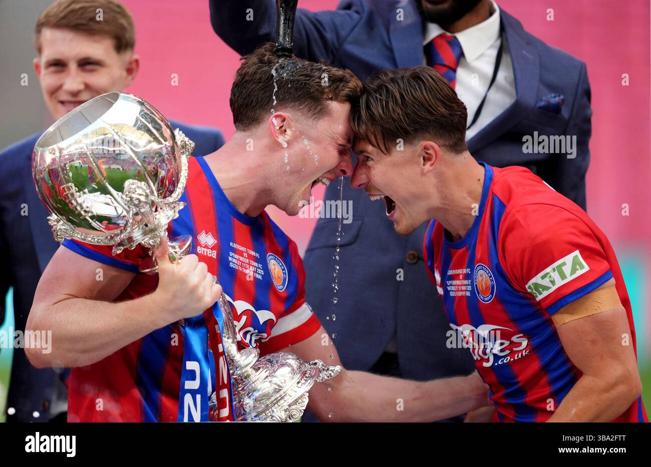 Aaron Jones d'Aldershot Town (à gauche) célèbre avec le trophée après la finale du Trophée Isuzu FA au stade de Wembley, Londres. Date de la photo : dimanche 11 mai 2025. Banque D'Images