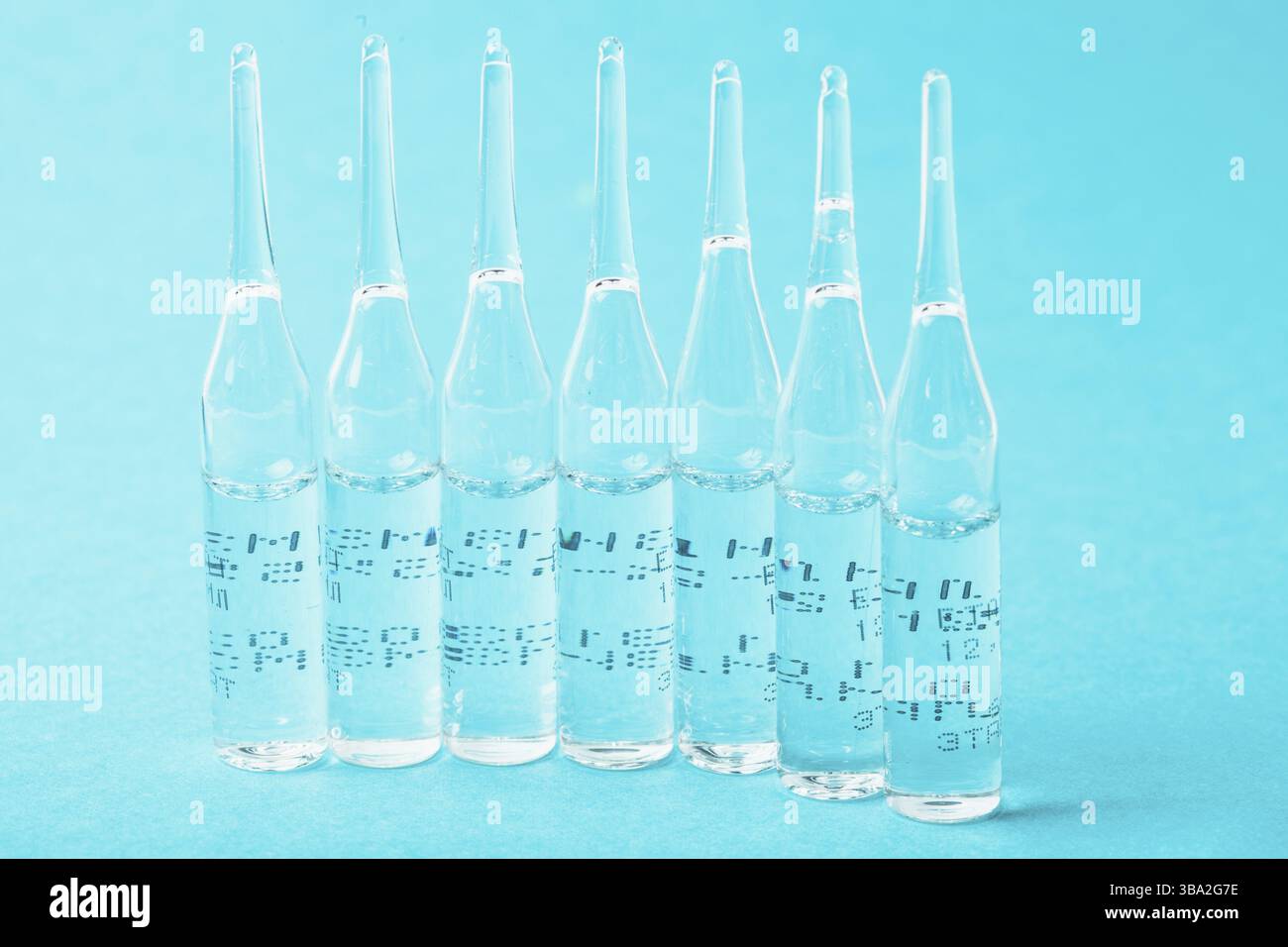 Ampoules de médicament libre sur fond bleu Banque D'Images