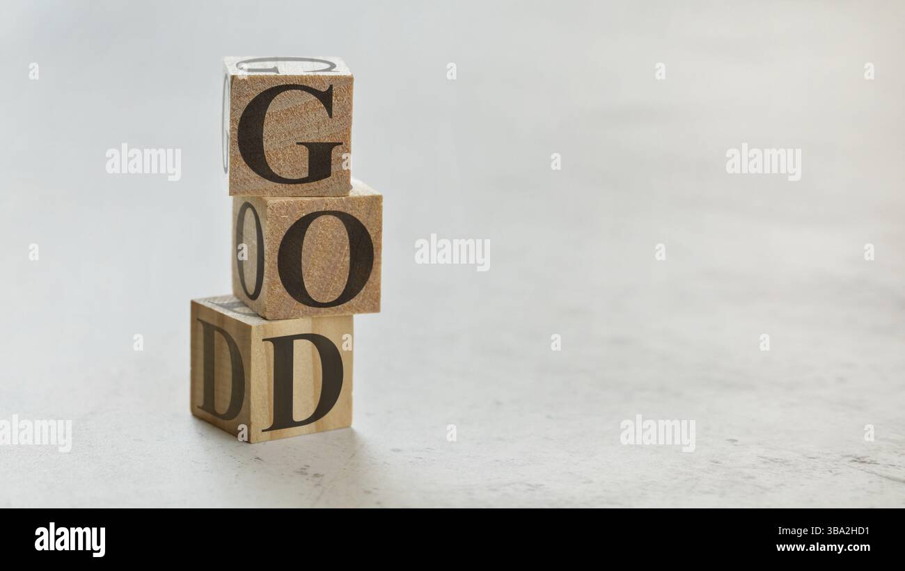 Pile avec trois cubes en bois - lettres DIEU sur eux, espace pour plus de texte / images sur le côté droit, Liptovsky Hradok, Slovaquie, Europe Banque D'Images