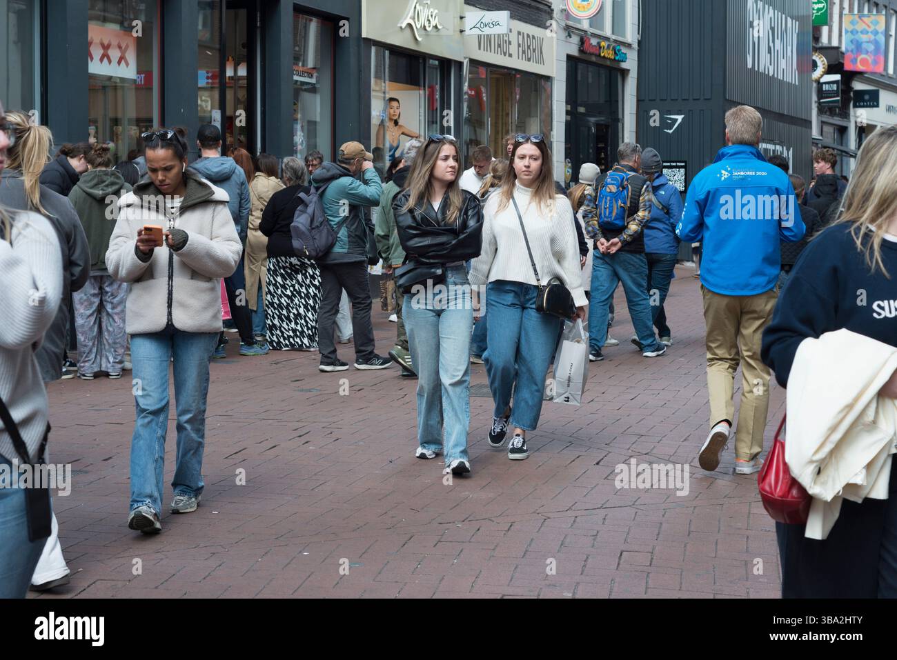 Amsterdam, pays-Bas : commerçants dans la rue Kalverstraat, Amsterdam, une rue commerçante animée dans le centre-ville. Banque D'Images